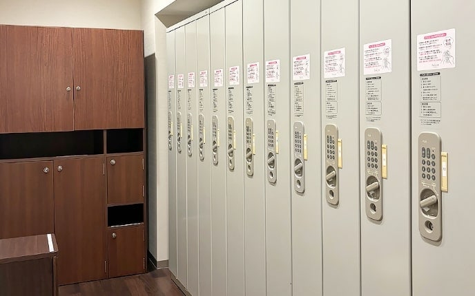 鍵付きロッカールーム完備で安心
