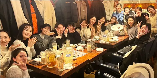 乾杯している様子