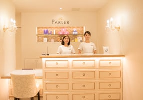 フロント（受付）業務の様子