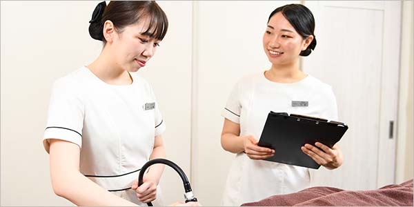 先輩から指導を受けている様子