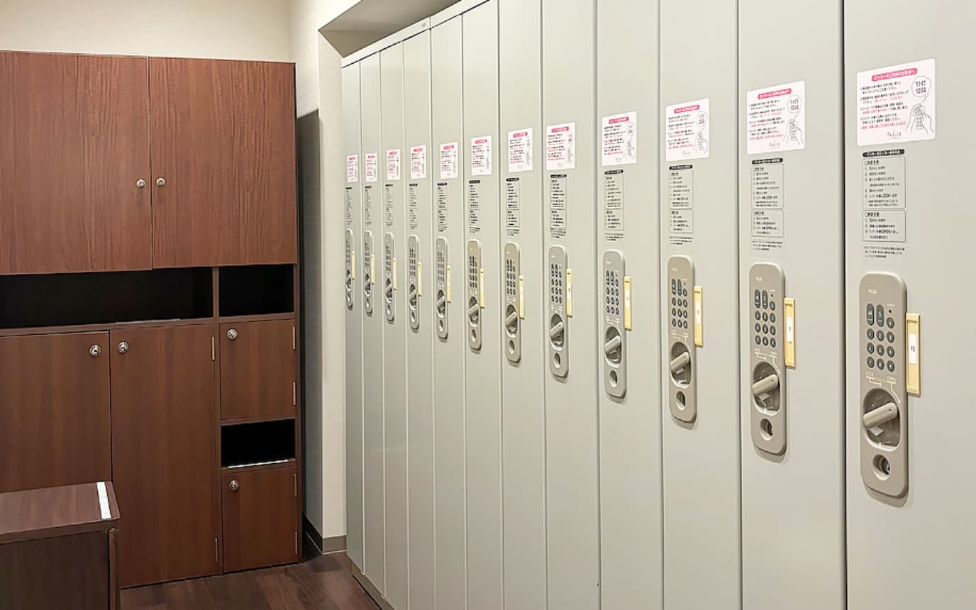 鍵付きロッカールーム完備で安心