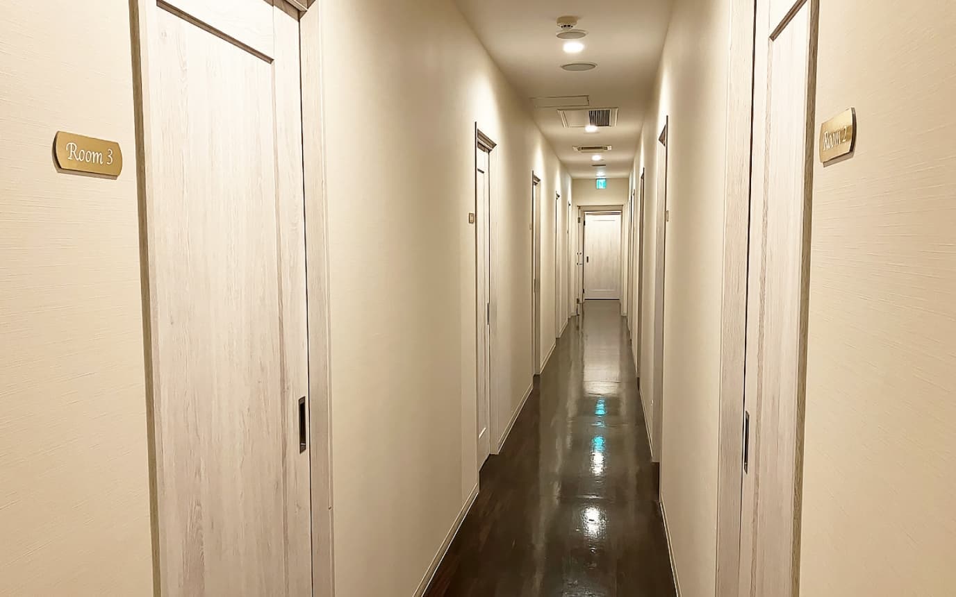 プライバシーにも配慮したサロン内